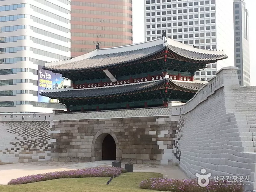 서울의 대문 숭례문과 그 주변의 사람들을 찾아
